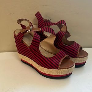 New Le Château Red & Black Striped Wedge - Size 10